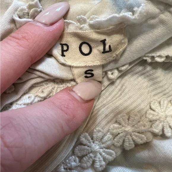 NWOT POL Gray/Beige Floral Flowy Criss Cross Tank Top - Picture 4 of 6